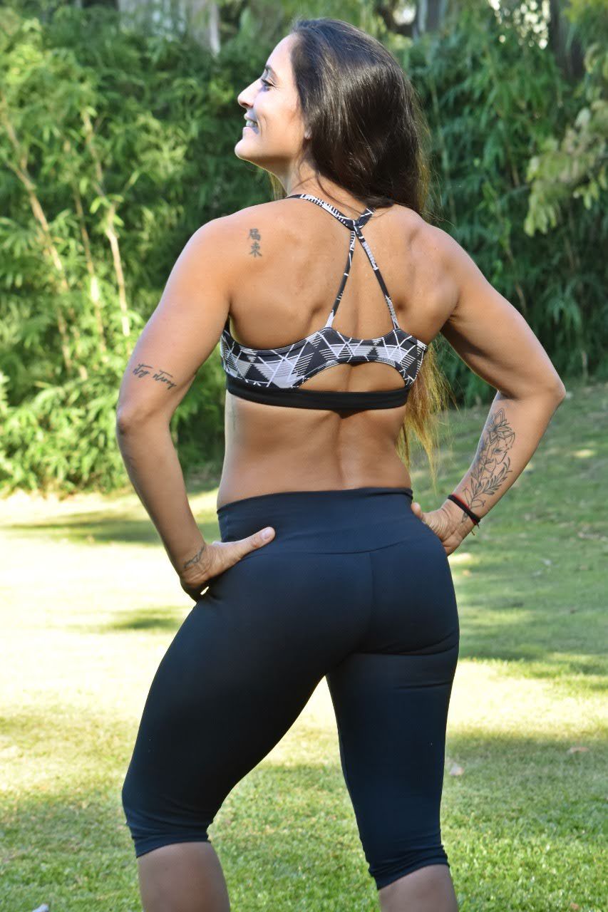 entrenadora mirando hacia la derecha de espaldas